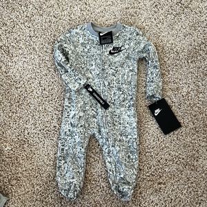 Nike footie in grey camo, NWT 3m